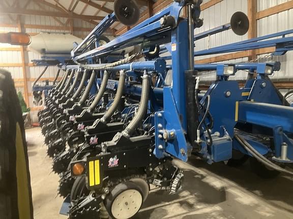 Image of Kinze 3800 equipment image 4