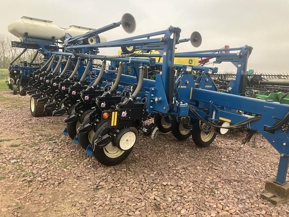 Image of Kinze 3800 equipment image 1