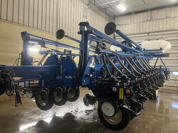 Image of Kinze 3800 equipment image 1