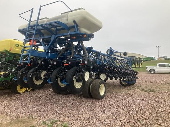 Image of Kinze 3800 equipment image 2