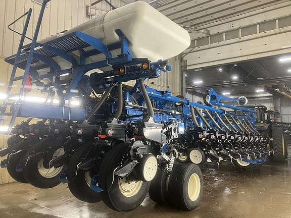 Image of Kinze 3800 equipment image 2