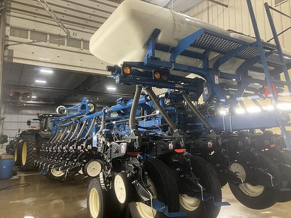 Image of Kinze 3800 equipment image 3