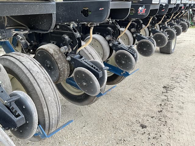 Image of Kinze 3800 equipment image 4