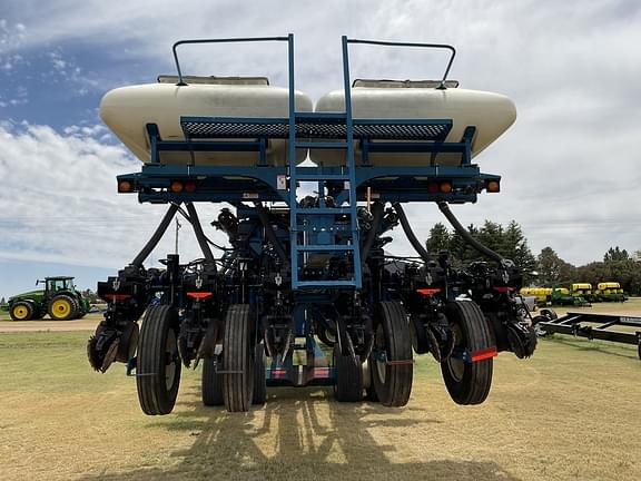 Image of Kinze 3800 equipment image 3