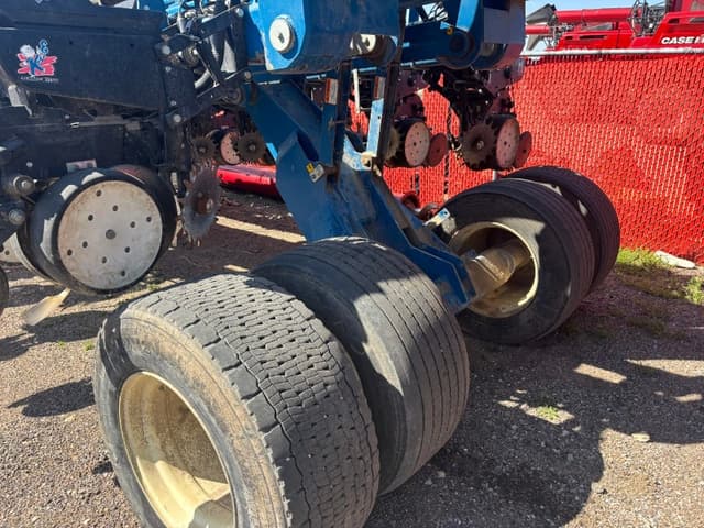 Image of Kinze 3800 equipment image 3