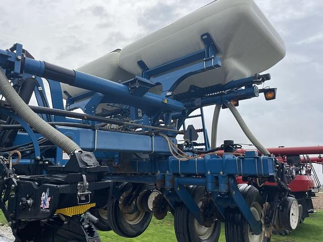 Image of Kinze 3800SDS equipment image 3