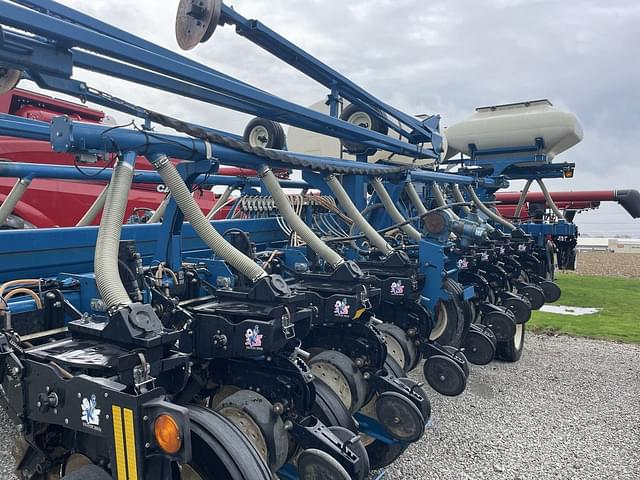 Image of Kinze 3800SDS equipment image 2