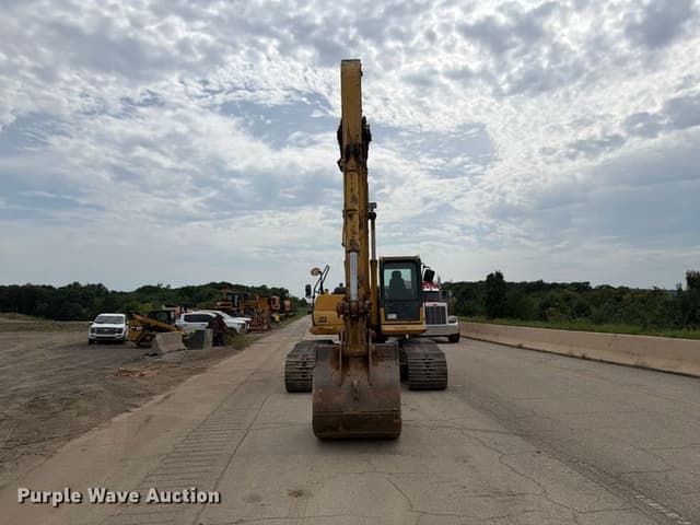 Image of Komatsu PC220LC-8 equipment image 1