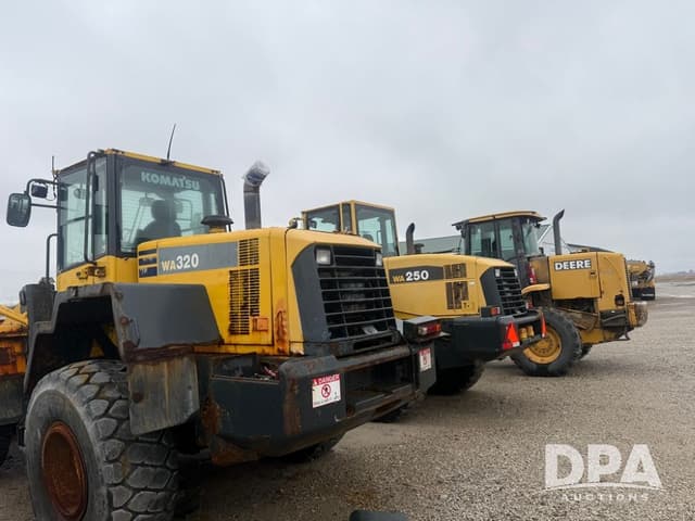 Image of Komatsu WA320 equipment image 3