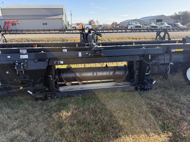 Image of MacDon D60-S equipment image 3