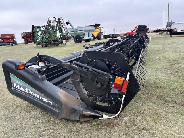 Image of MacDon D60-S equipment image 3