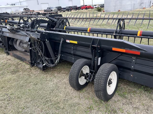 Image of MacDon D60-S equipment image 4