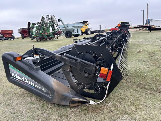 Image of MacDon D60-S equipment image 3