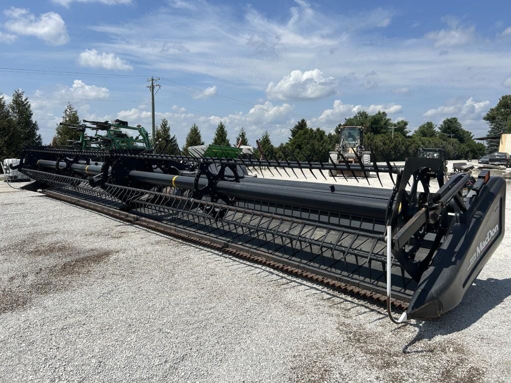 2009 MacDon FD70 Equipment Image0