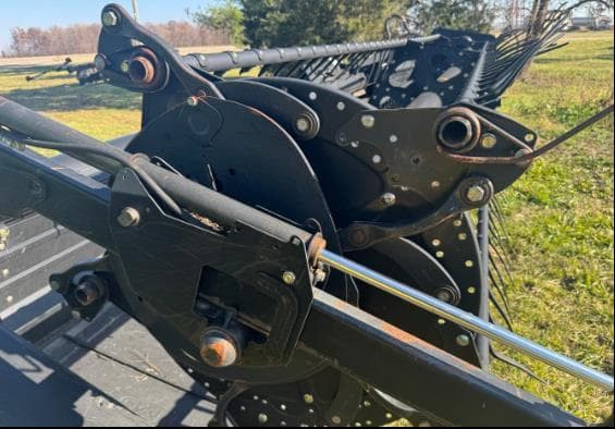 Image of MacDon FD70 equipment image 2