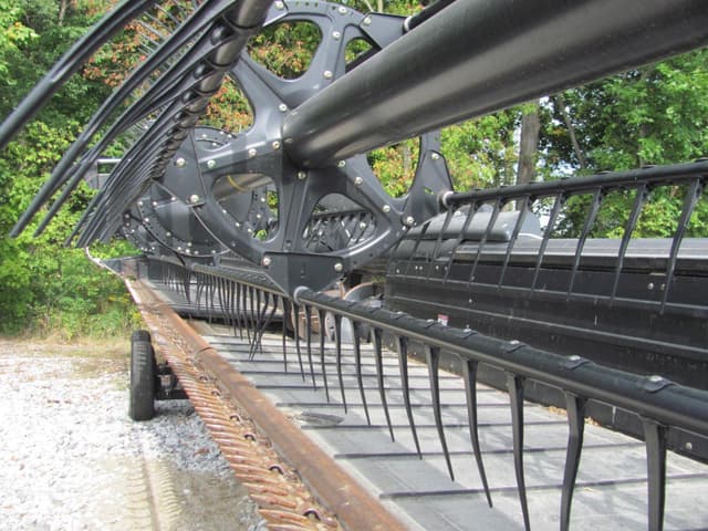 Image of MacDon FD70 equipment image 2