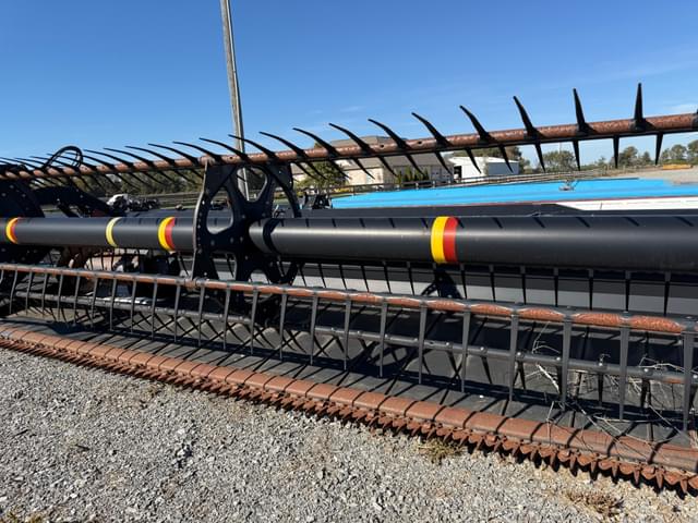 Image of MacDon D60 equipment image 4