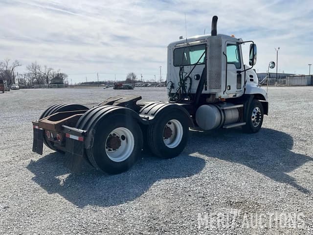 Image of Mack CX613 equipment image 4