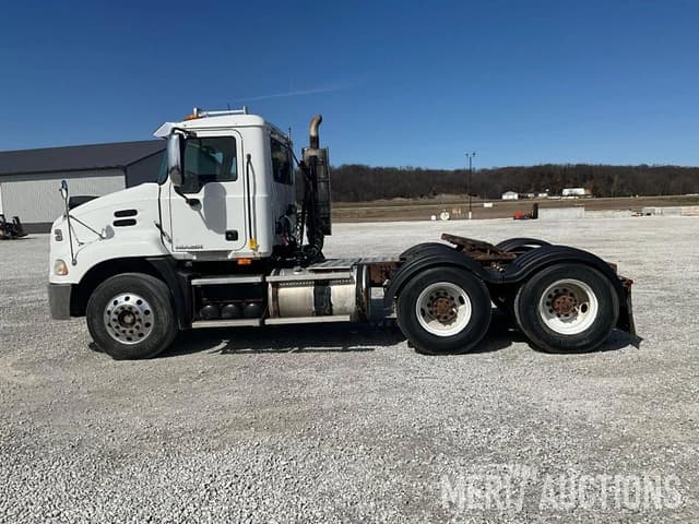 Image of Mack CX613 equipment image 1