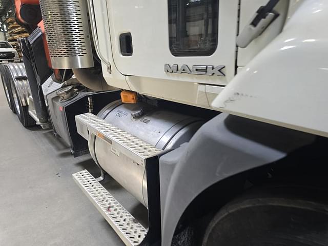Image of Mack Pinnacle CXU613 equipment image 2