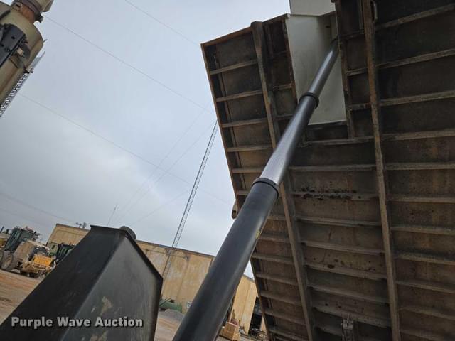 Image of Mack Granite equipment image 2