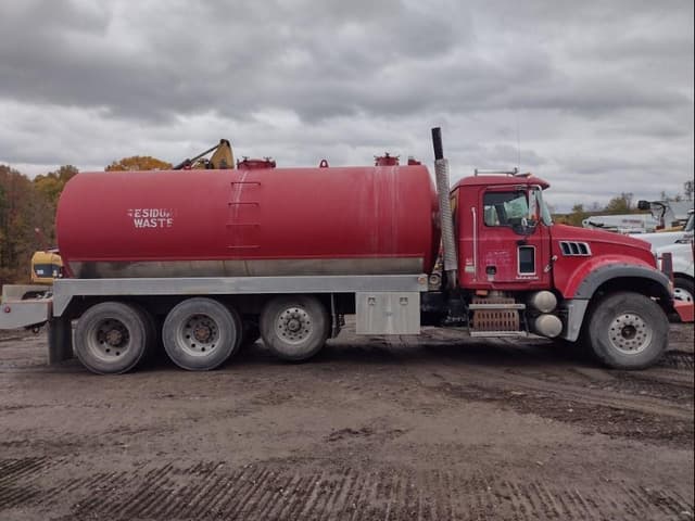 Image of Mack Granite GU713 equipment image 2