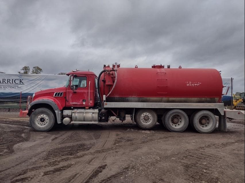 Image of Mack Granite GU713 Primary image