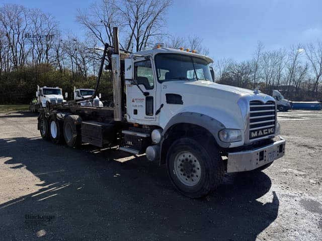 Image of Mack Granite GU713 equipment image 3