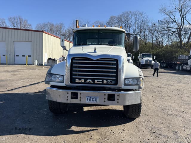 Image of Mack Granite GU713 equipment image 2