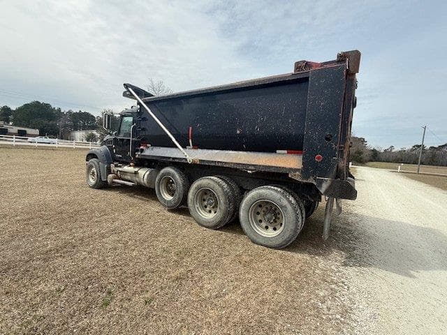 Image of Mack Granite GU713 equipment image 2