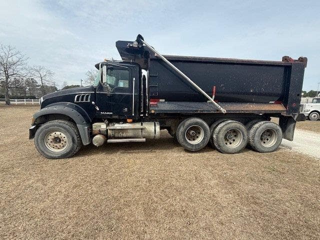 Image of Mack Granite GU713 equipment image 1