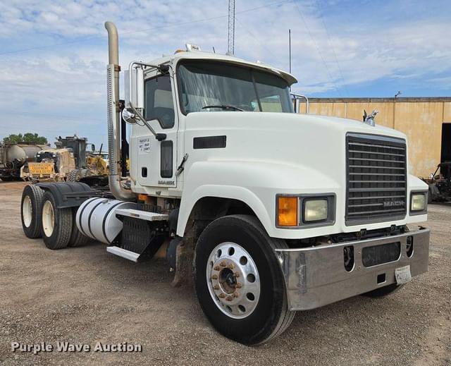 Image of Mack Pinnacle CHU613 equipment image 2