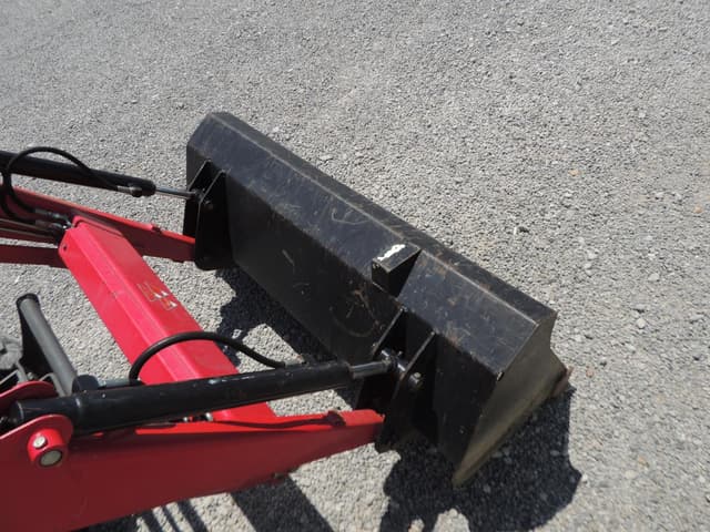 Image of Massey Ferguson GC2400 equipment image 4