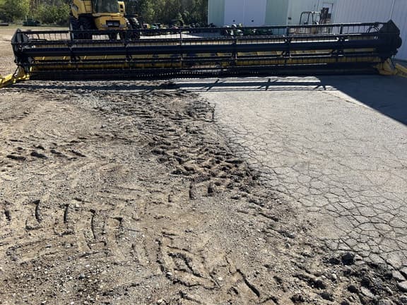 Image of New Holland 74C-35F equipment image 4