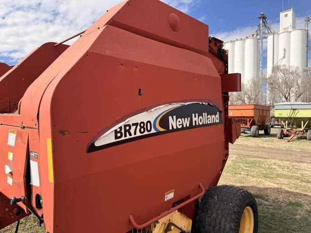 Image of New Holland BR780A equipment image 2