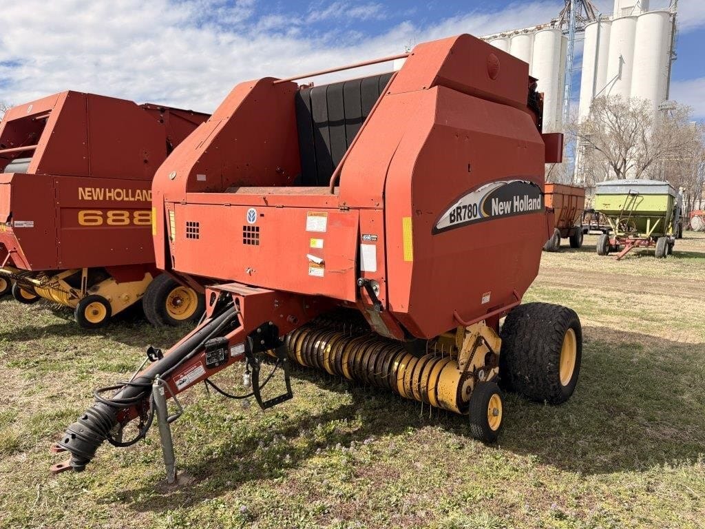 2009 New Holland BR780A Equipment Image0