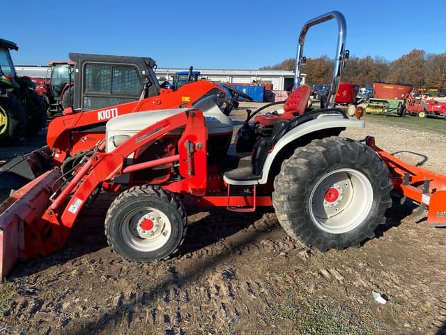 Image of New Holland Boomer 8N equipment image 3