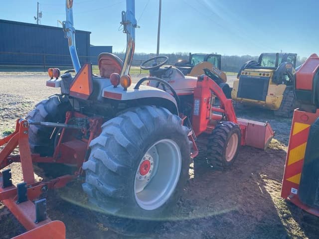 Image of New Holland Boomer 8N equipment image 3