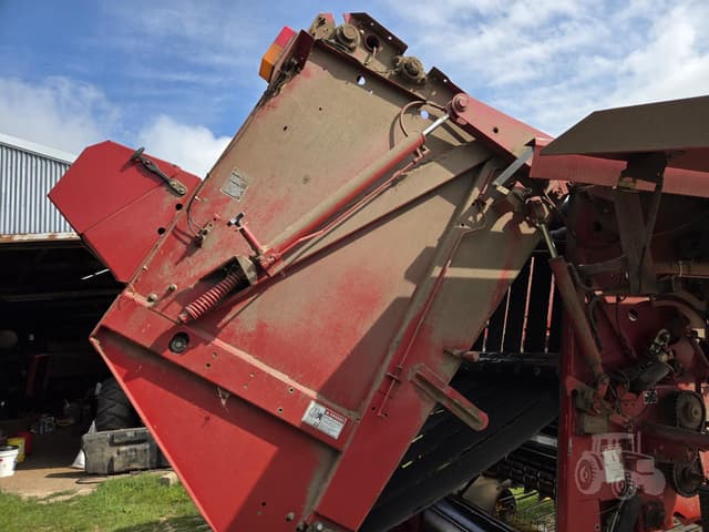 Image of New Holland BR7060 equipment image 3