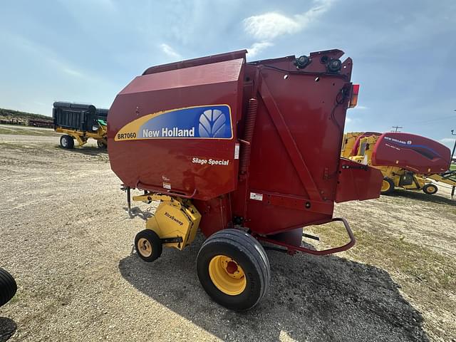 Image of New Holland BR7060 equipment image 1