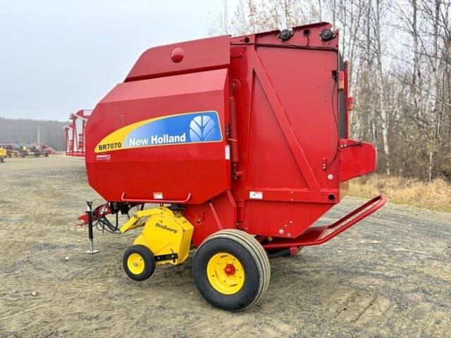 Image of New Holland BR7070 equipment image 2