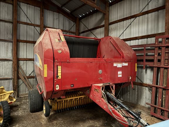 Image of New Holland BR7080 equipment image 2