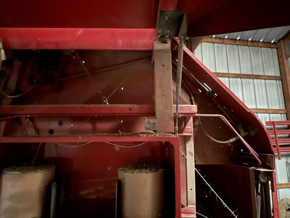 Image of New Holland BR7080 equipment image 3