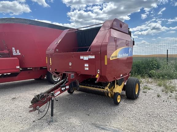 Image of New Holland BR7090 equipment image 1