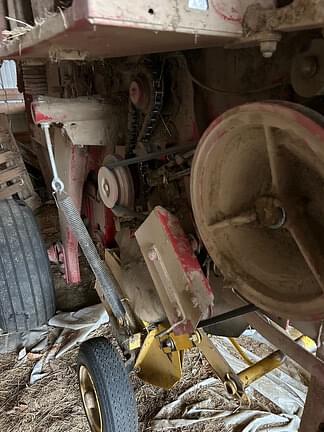 Image of New Holland BR7090 equipment image 4