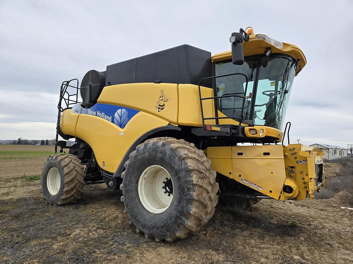 2009 New Holland CR9060 Equipment Image0