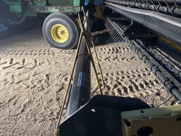 Image of New Holland H7150 equipment image 3