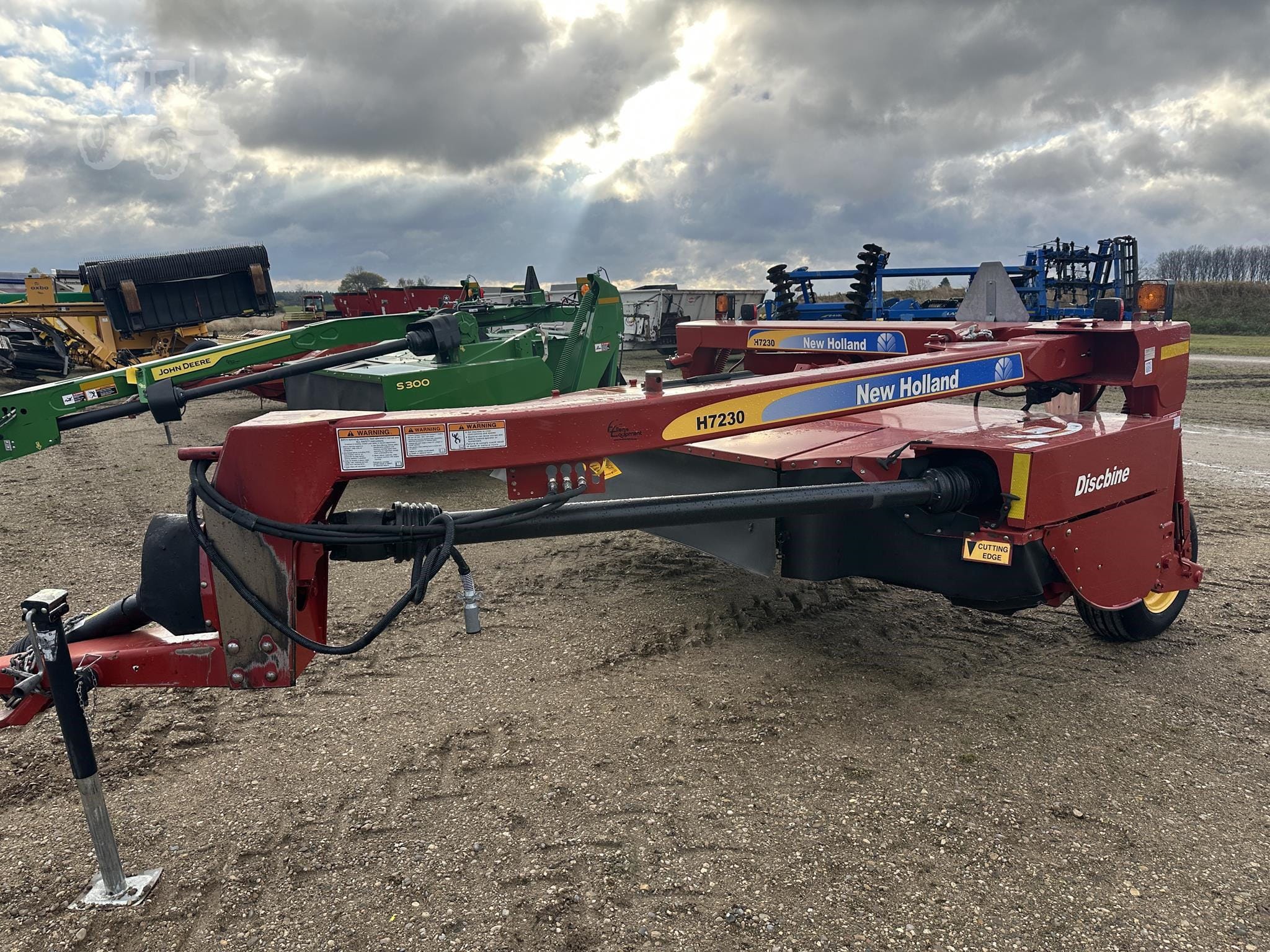 2009 New Holland H7230 Equipment Image0