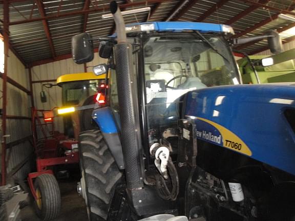 Image of New Holland T7060 equipment image 4