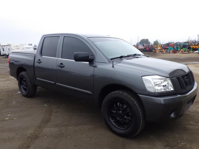 Image of Nissan Titan equipment image 1